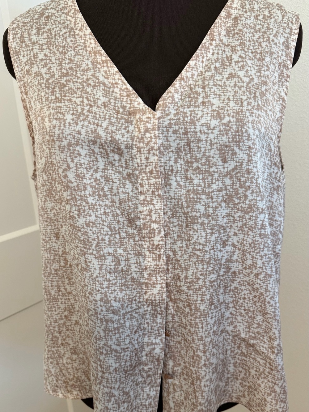 Eileen Fisher silk/cotton top. Size M.